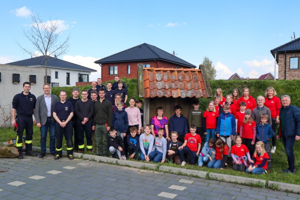 Gruppenfoto: Ortsbürgermeister Emsbüren und Berge, NAJU, Jugendfeuerwehr und Gartenteam